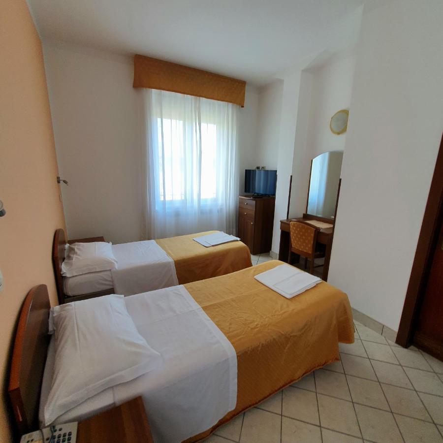 Hotel Perla Massa Lombarda Ngoại thất bức ảnh