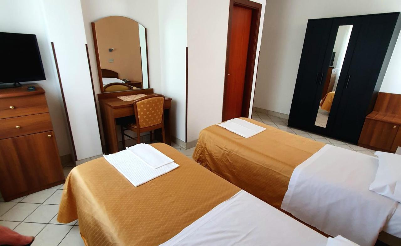 Hotel Perla Massa Lombarda Ngoại thất bức ảnh