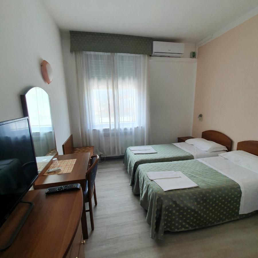 Hotel Perla Massa Lombarda Ngoại thất bức ảnh